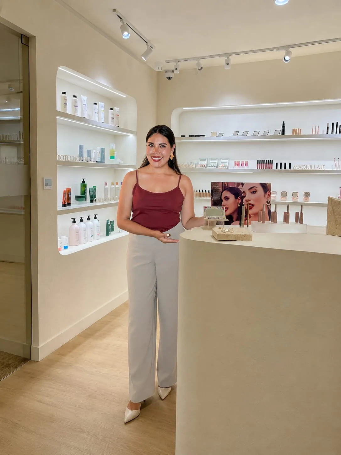 Marcia Avilez, Directora Senior de Yanbal, en una tienda de productos de belleza