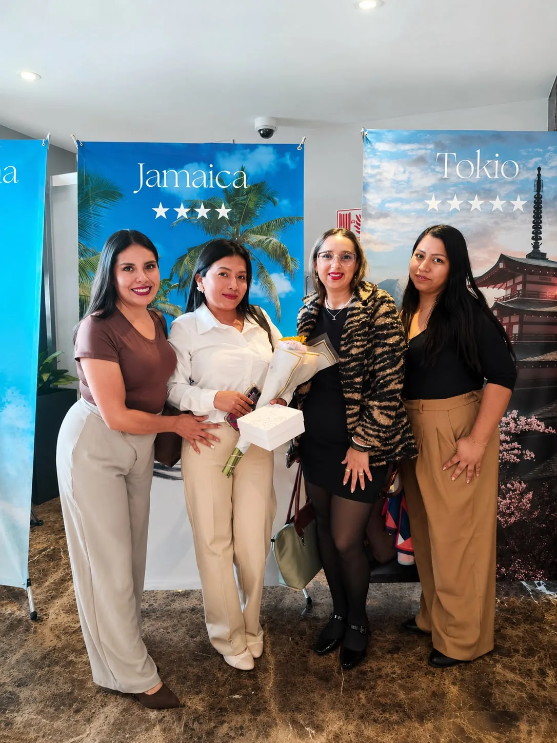 Equipo de Marcia Avilez frente a los destinos de viaje premiados por Yanbal